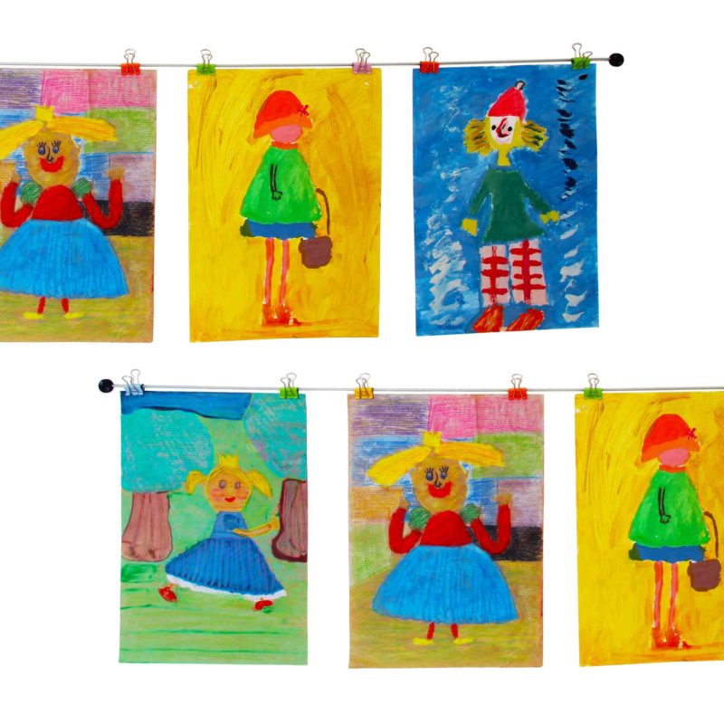 Kinderbilder aufhängen an der Wand