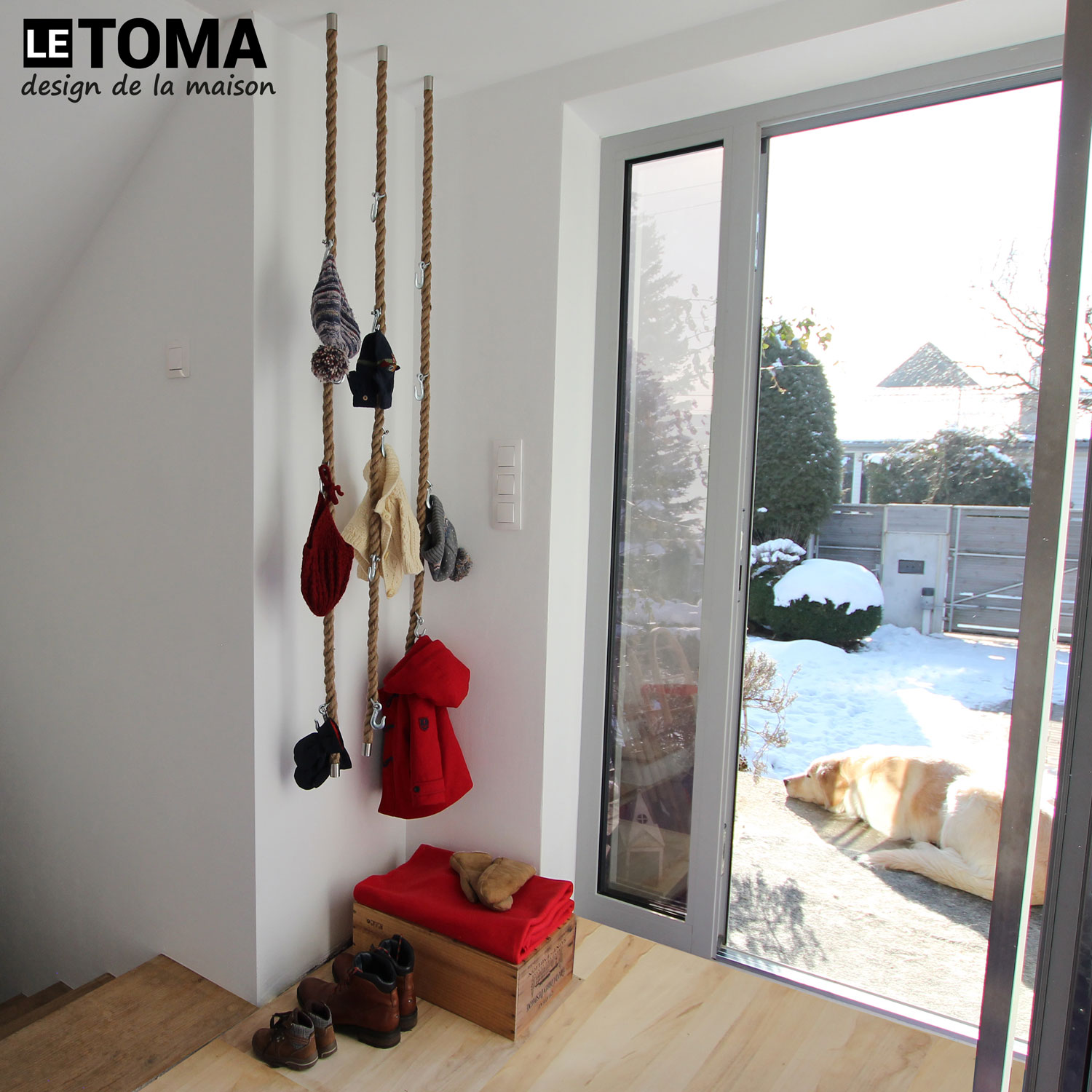 Seilgarderobe aus Jute-Seil im Industriedesign mit Haken zum Aufhängen an der Wand und Decke