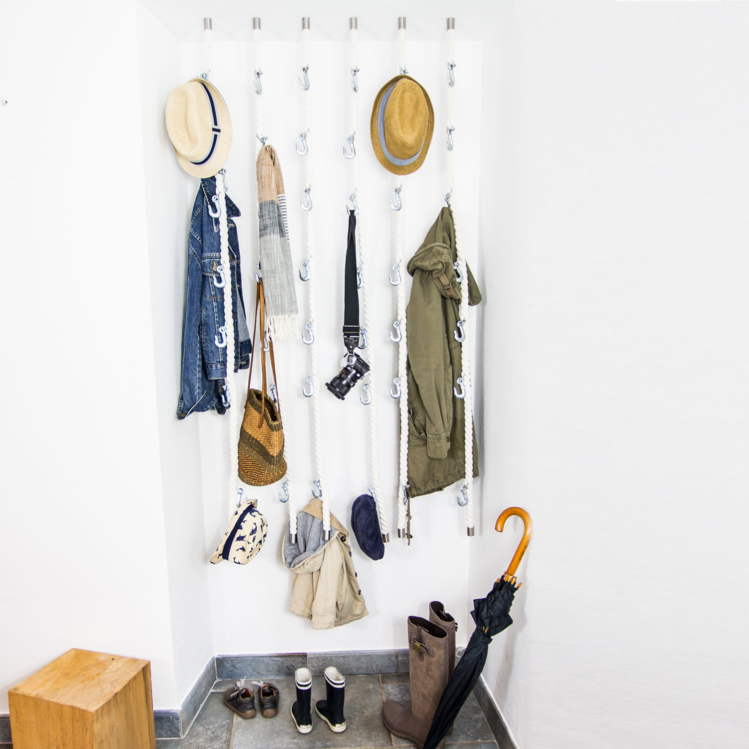 Seil-Garderobe in weiß aus 100% Baumwolle im Industrie-Design mit Haken zum Aufhängen an der Decke und Wand