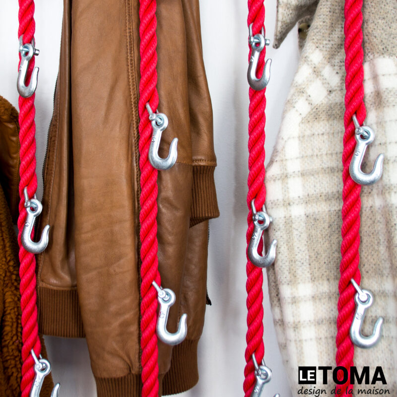 Hängende Garderobe aus massivem PP Seil in rot mit schweren Metallhaken im Industrial Design