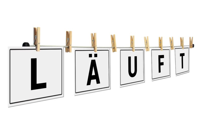 Fotoleine aus Stahl mit rustikalen Klammern aus Holz.