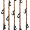 Garderobe aus hängenden Jute Seilen mit schwarzen Haken