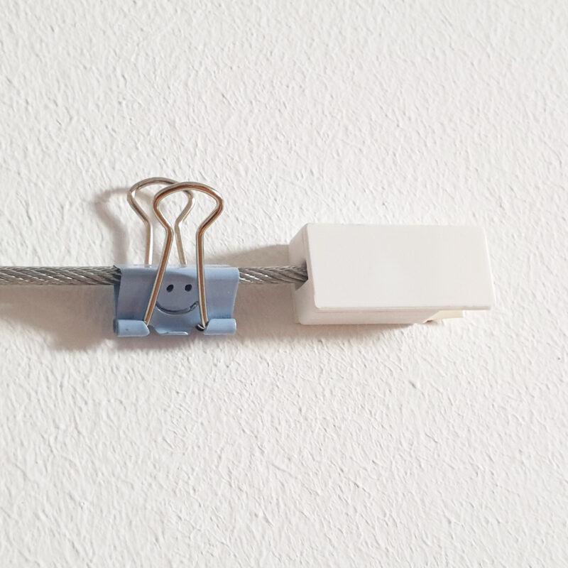 Adapter in weiß mit Klebepads für Fotoseile