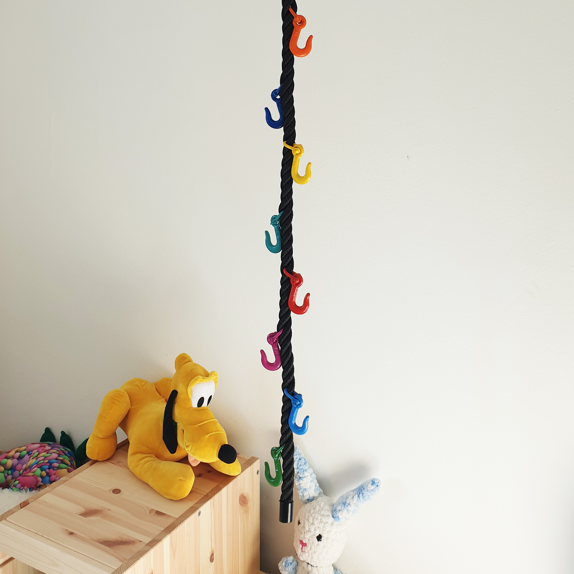 Individuell konfigurierbare Seilgarderobe mit Metallhaken