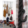 Von der Decke herunterhängende Garderobe aus Segeltau in schwarz.
