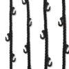 Hängende Seilgarderobe bestehend aus schwarzem Tau aus Propylen mit schwarzen Metallhaken.