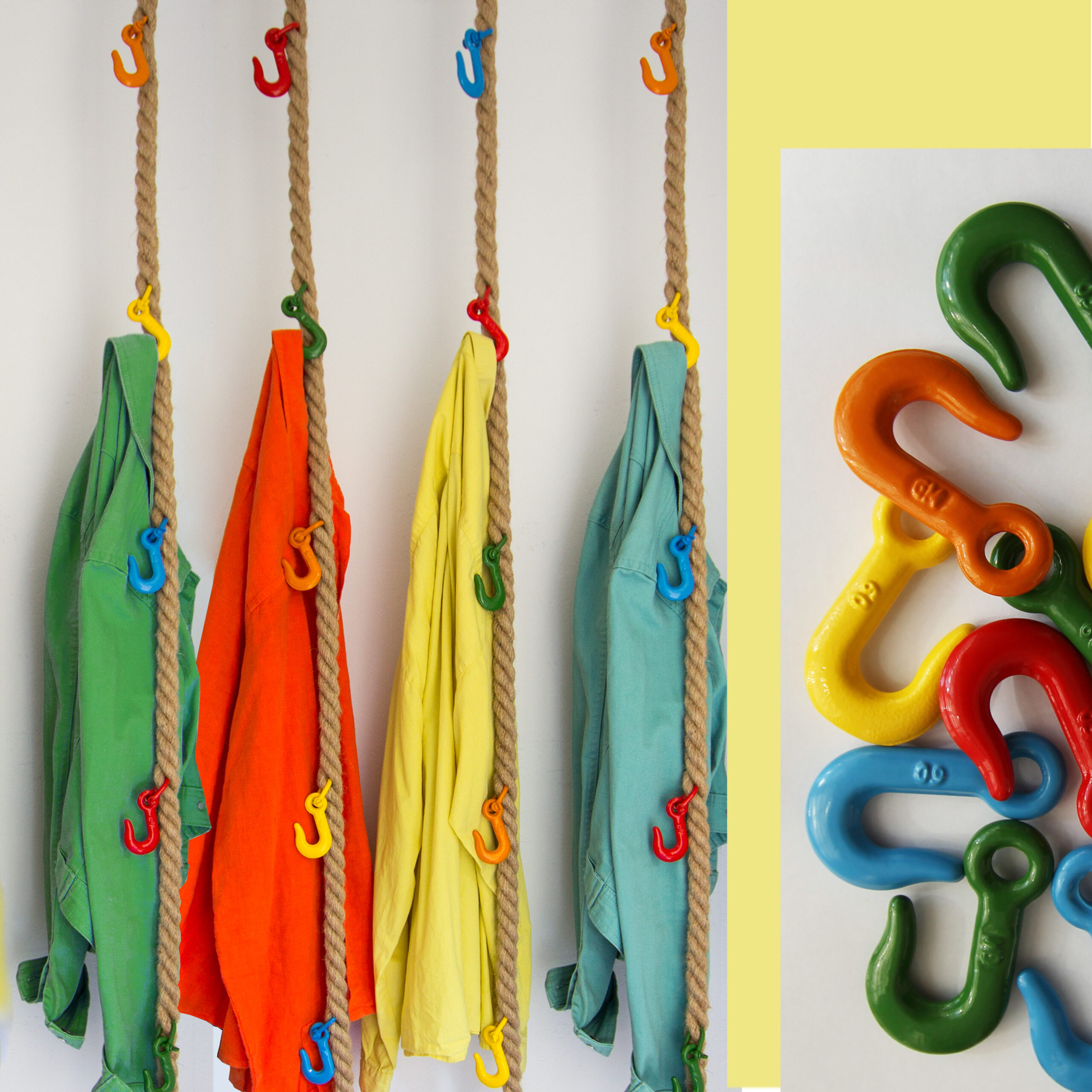 Garderobenseil mit bunten Metallhaken