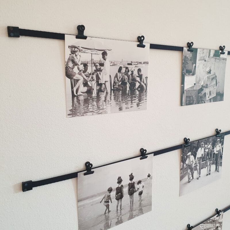 Fotoseil in schwarz mit schwarzen Metallklammern