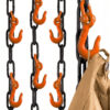 Garderobe aus Stahlkette mit Metallhaken