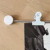 Detailaufnahme den weißen Clips und von den weißen Abdeckkappen