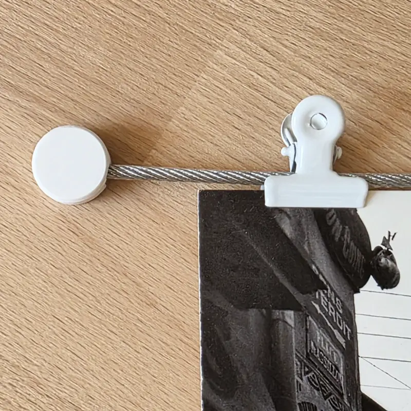Detailaufnahme den weißen Clips und von den weißen Abdeckkappen