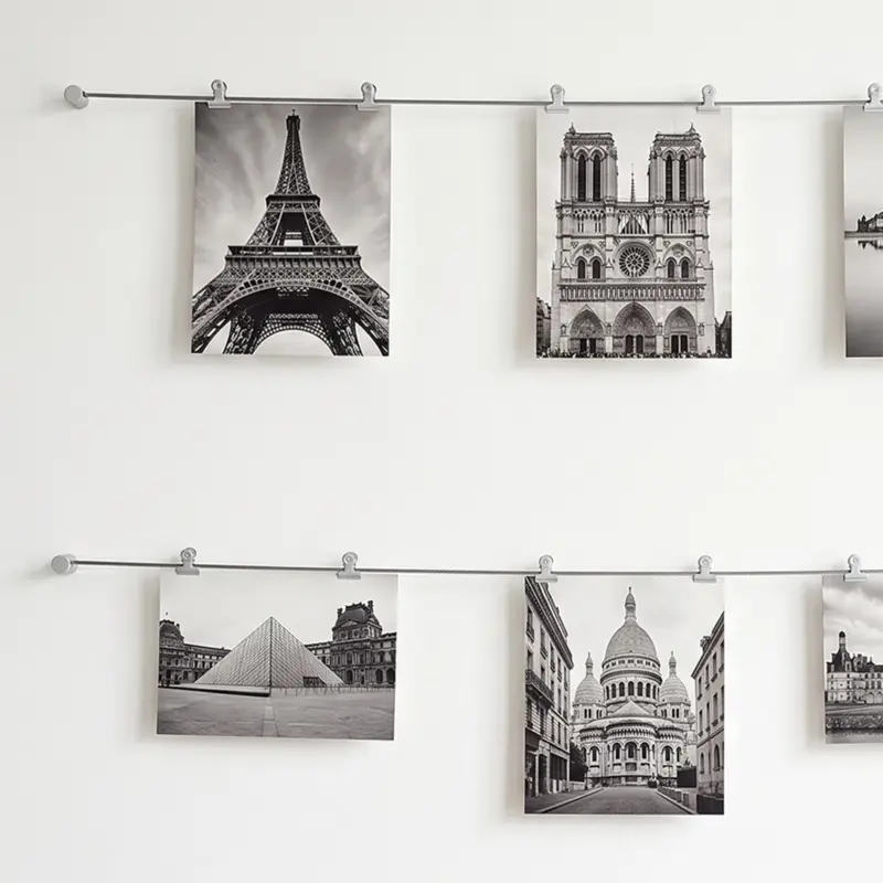 Fotoseil mit weißen Metallclips an einer Wand mit weißen Abdeckungen