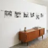 Minimalistisches Fotoseil mit weißen Clips an der Wand im Wohnzimmer
