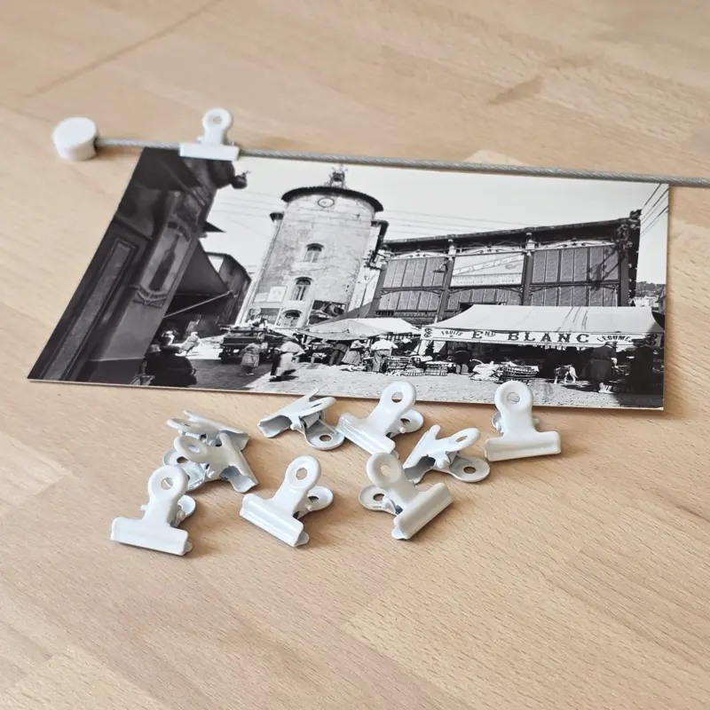 Detailansicht der weißen Metallclips am Fotoseil