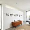 Zeitloses Fotoseil mit weißen Clips an einer Wand im Wohnzimmer