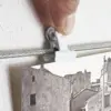 Fotoseil mit geöffnetem weißen Clip