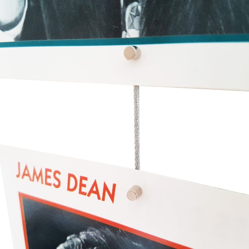 Vertikale Fotoleine mit Postkarte und Magneten im Detail